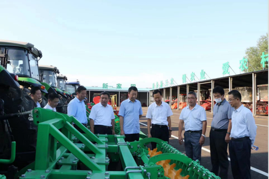 全國首支農(nóng)機(jī)應(yīng)急服務(wù)隊授旗揭牌718